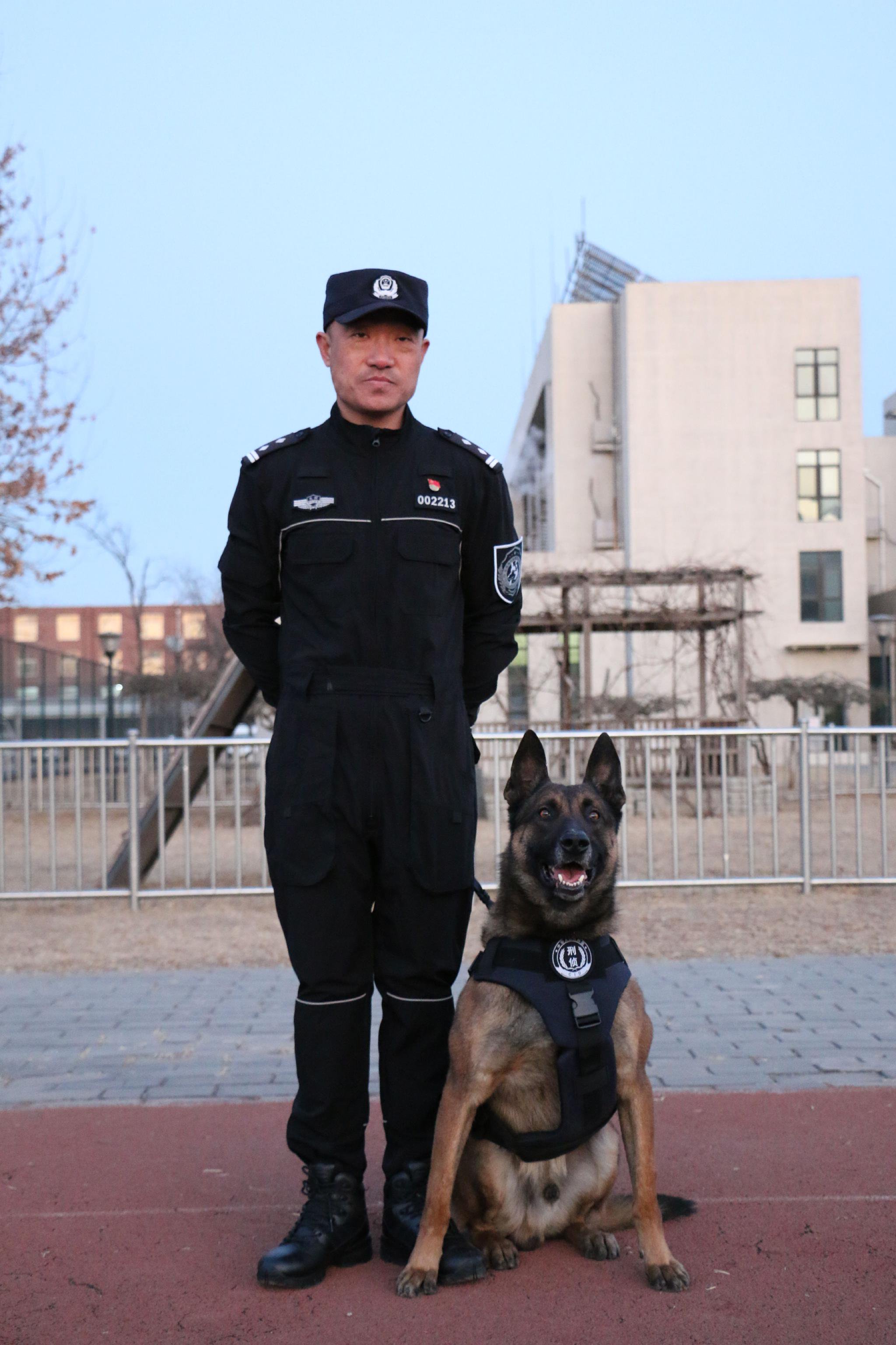 劉鳳義與搜爆犬「斯機丁」。受訪者供圖