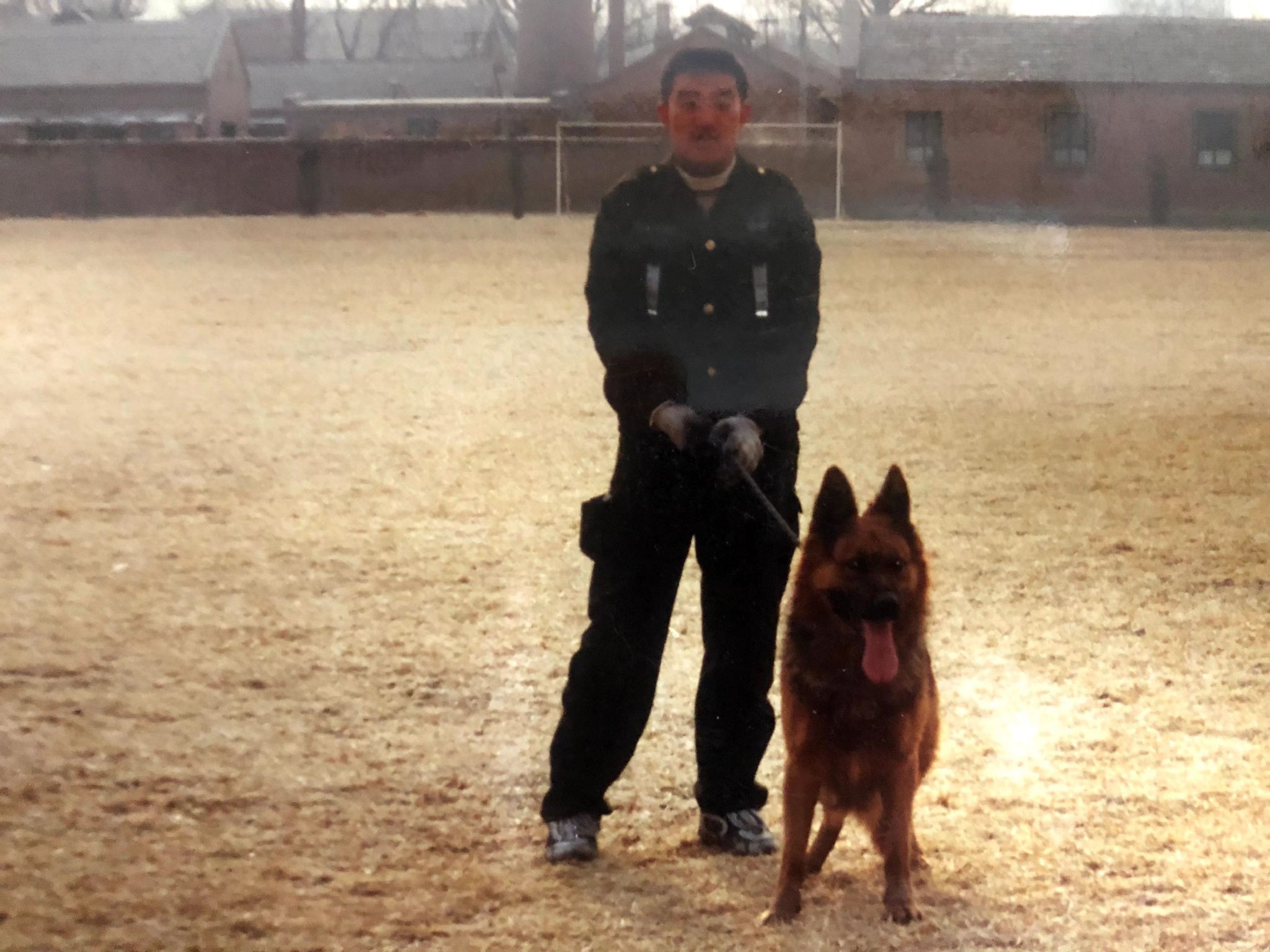 年輕時的劉鳳義與警犬「漢斯」。受訪者供圖