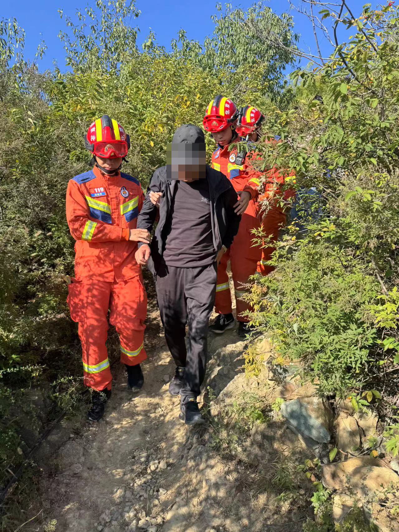 消防救援人員攙扶老人下山。圖源:石景山區消防救援支隊