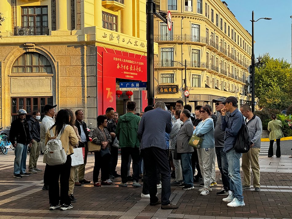 特写|上海马路股市沙龙热闹起来:“行情来了,人人都是股神” 第2张 特写|上海马路股市沙龙热闹起来:“行情来了,人人都是股神” 第2张