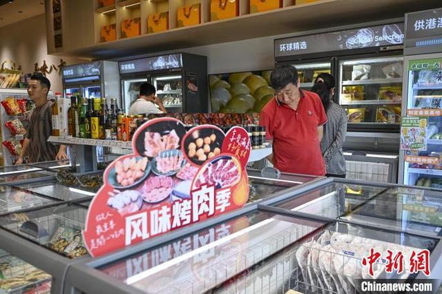 日前,顾客在珠海“鲜寻味”店铺内选购生鲜食材。 中新社记者 陈骥旻 摄