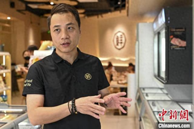 近日,澳门青年周少杰接受中新社采访。 中新社记者 陈骥旻 摄