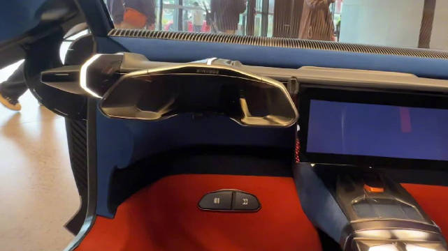 终于！我坐到领克 The Next Day 概念车里了 方向盘可以单手搓吗？