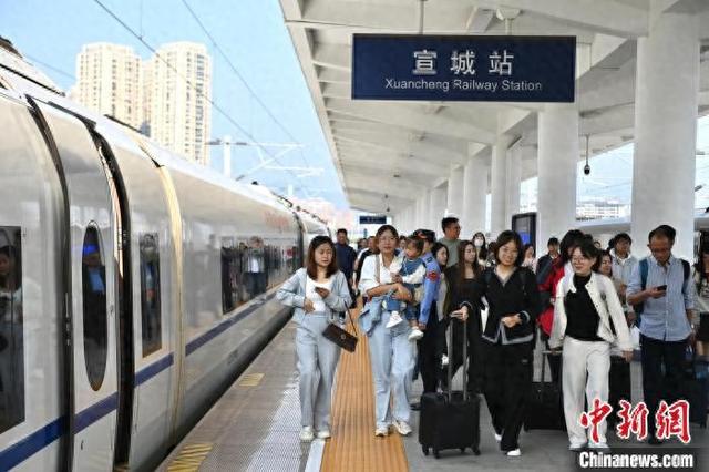 乘坐宣績高鐵首發列車的旅客有序在宣城站下車。 中新社記者 韓蘇原 攝