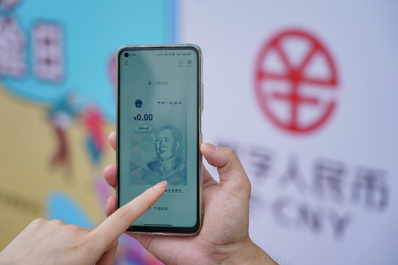 交通银行北京市分行的工作人员引导游客开通数字人民币钱包 陈钟昊/摄