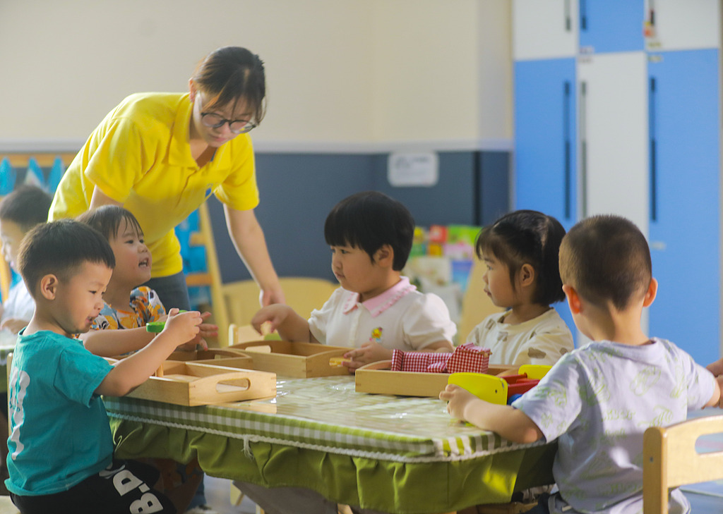 2024年8月9日,貴州畢節,黔西市蓮城街道蓮城社區「早教托育班」的孩子們,在老師的帶領下玩積木遊戲。視覺中國 資料圖
