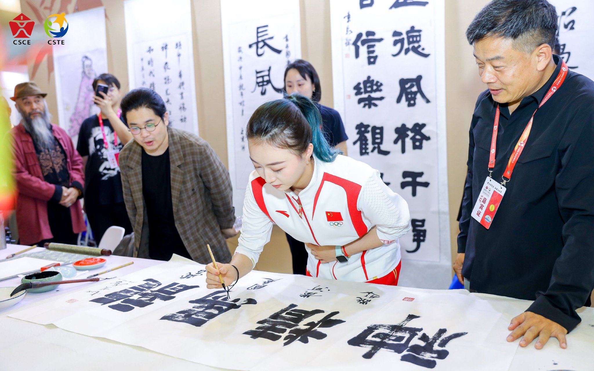 藝術體操奧運冠軍郝婷體驗「龍馬精神」。 主辦方供圖