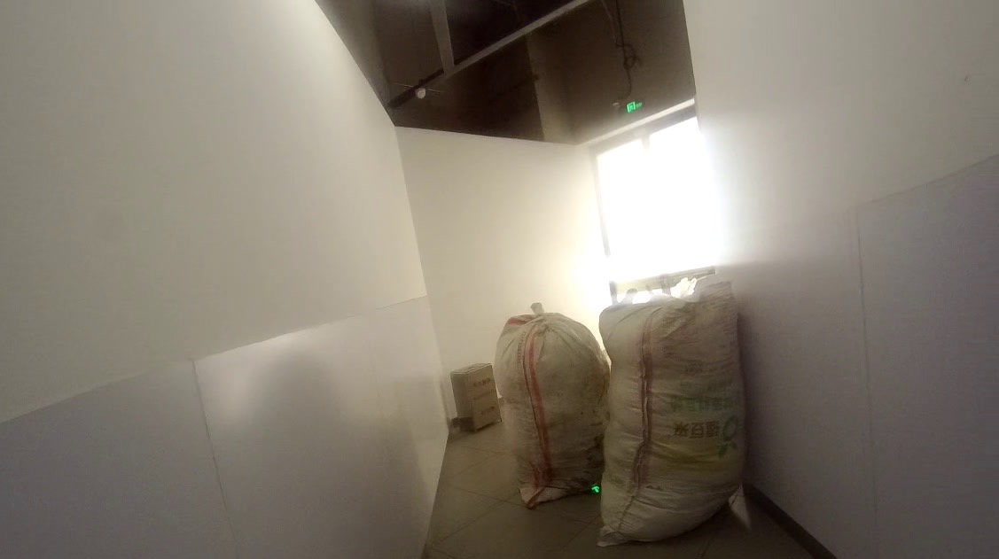兩袋垃圾堵佔疏散通道。圖源:經開區消防救援支隊