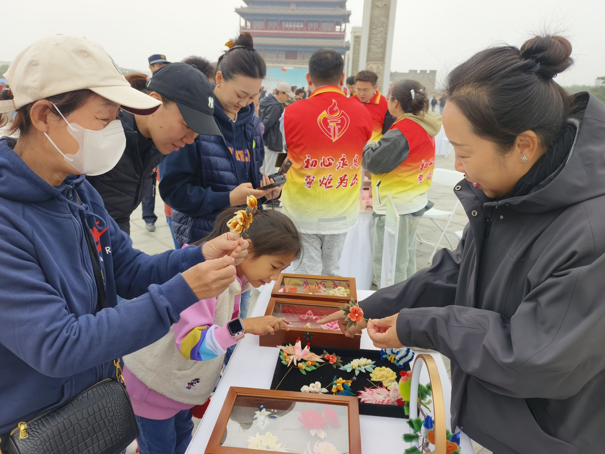 10月13日，永定門南廣場，第六屆「社區鄰里節」活動現場，居民體驗非遺。東城區供圖