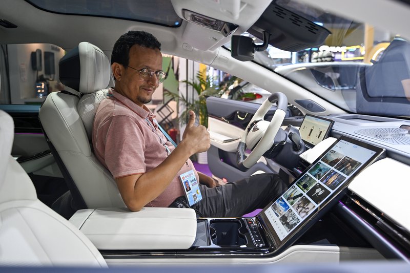 “欧美采购商竞相与中国电动车合影，然后抱怨关税”