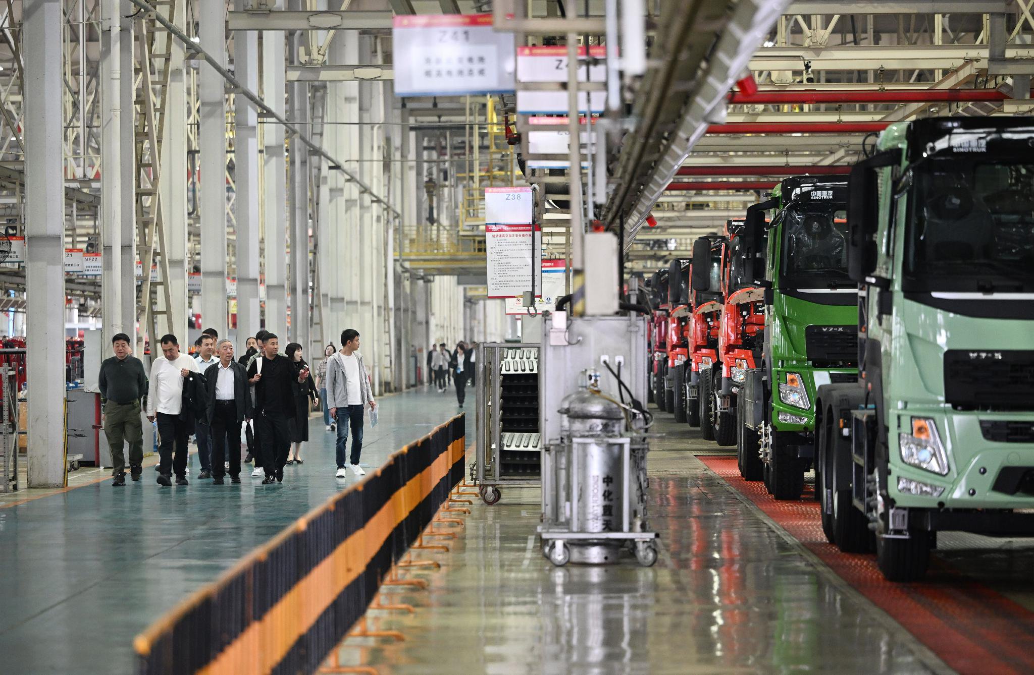 ▲参会企业代表参观企业生产线