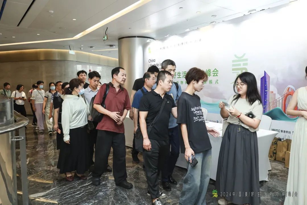 ▲观众们有序入场。现场嘉宾在峰会开始前交流。