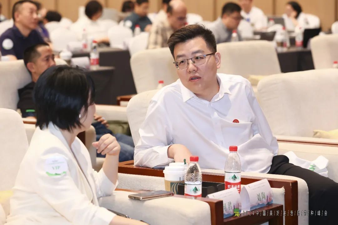 ▲观众们有序入场。现场嘉宾在峰会开始前交流。