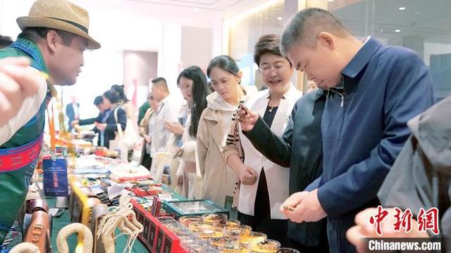 图为洛阳民众在推介会现场挑选特色产品。 格尔木市文体旅游广电局 供图