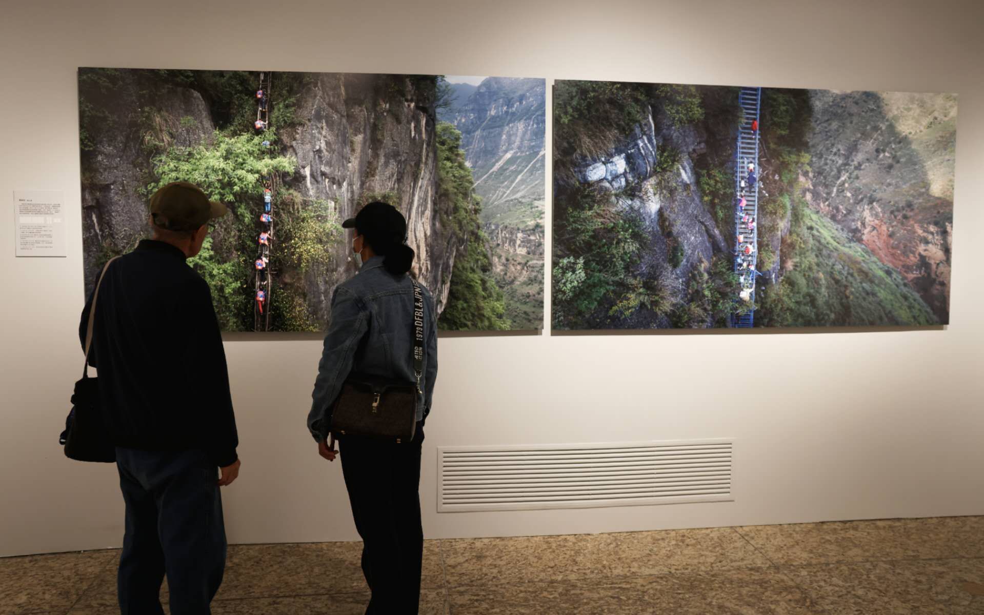 「繁花競放——深入生活紮根人民十年攝影精品展」展出了新京報首席記者陳傑的作品《懸崖村》。新京報記者 浦峰 攝