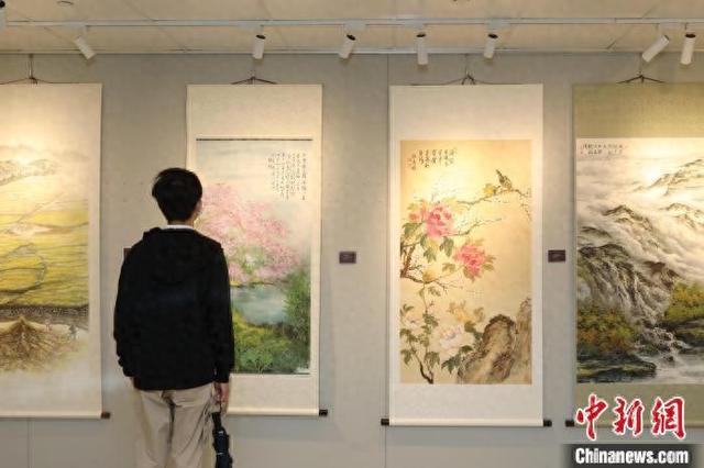 10月21日,“两岸山河情——2024海峡(闽台)艺术交流展”在位于台北的中华科技大学艺文中心开幕。中新社记者 陈小愿 摄
