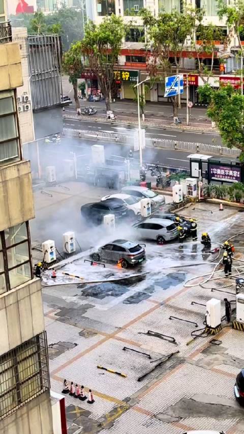 充电桩上起火，这次是电池着了吧？又可以换新车了！