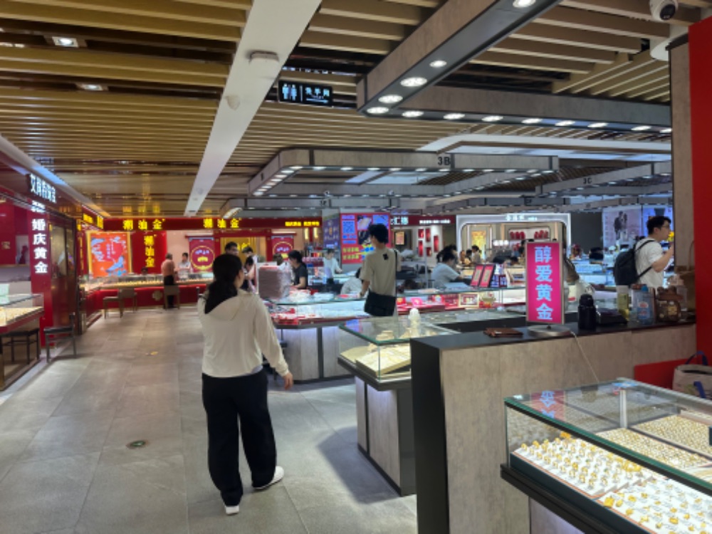 (10月18日的水贝市场;摄/张晓慧)