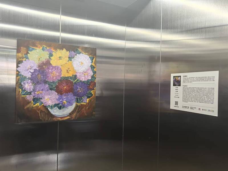 电梯里的林风眠画作复制品，画作旁边附有解说二维码