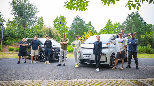 堃哥喜提“陆地空客”翼真L380豪华8座纯电MPV…