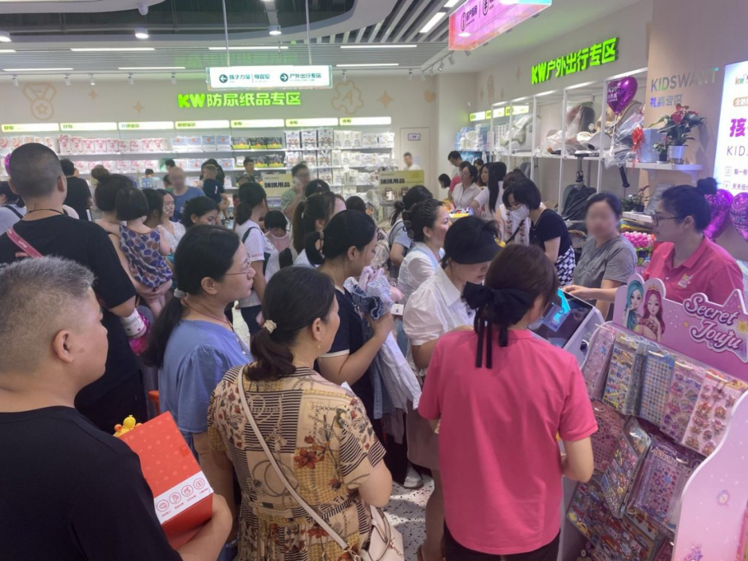 ▲孩子王亲子家庭全新数字化门店四川广汉百伦广场精选店开业