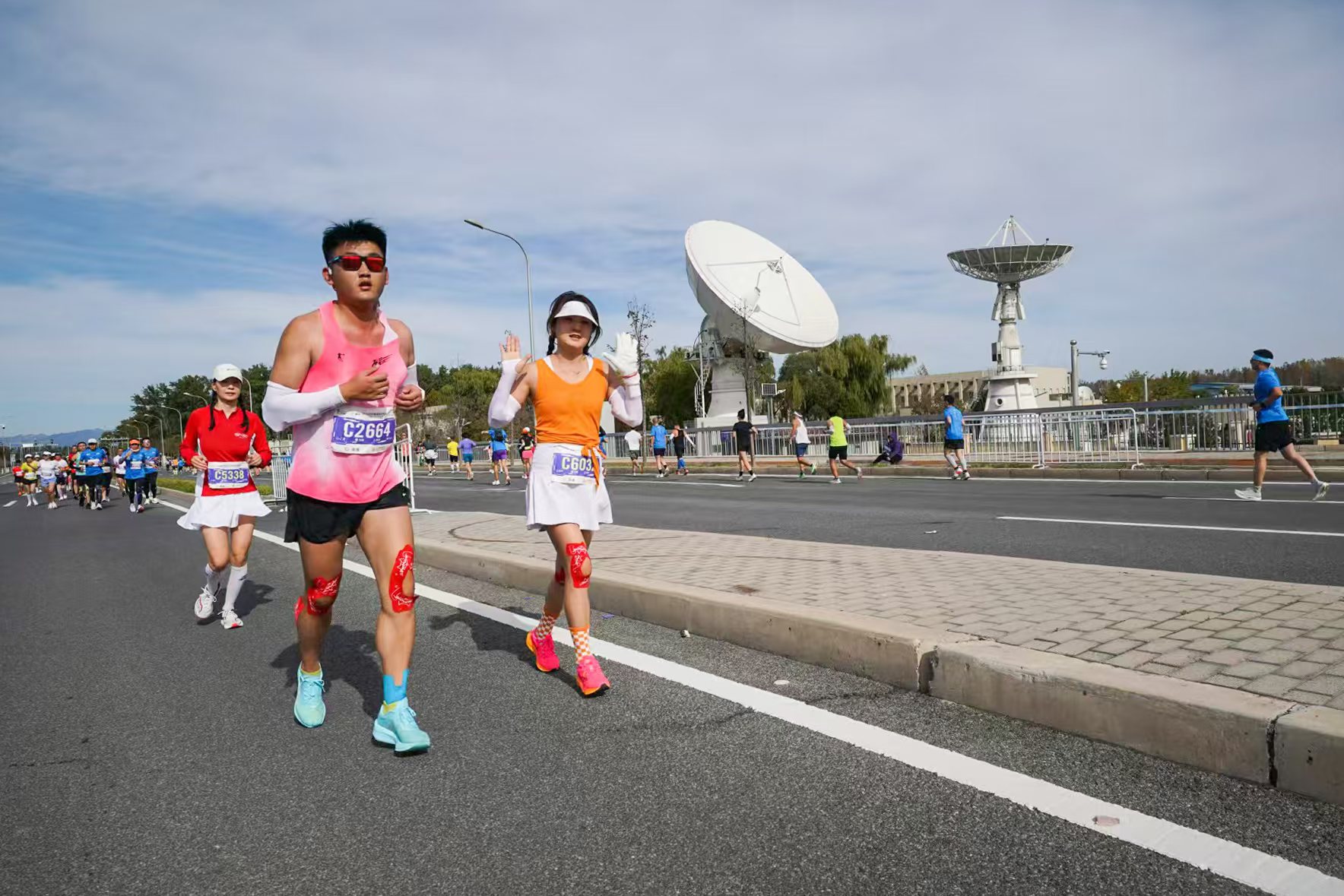 奔跑途中，參賽跑者欣賞著優美宜人的風光，享受運動帶來的輕鬆與暢快。新京報記者 浦峰 攝