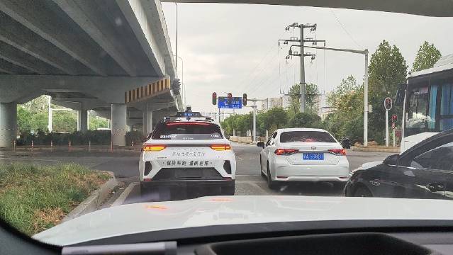 极狐汽车萝卜快跑无人驾驶车，遇到这种情况也跑不了，智能汽车再先进的算法…