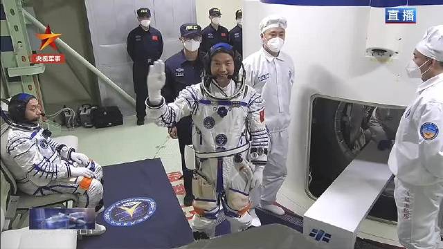 90后航天员指着国旗送飞吻