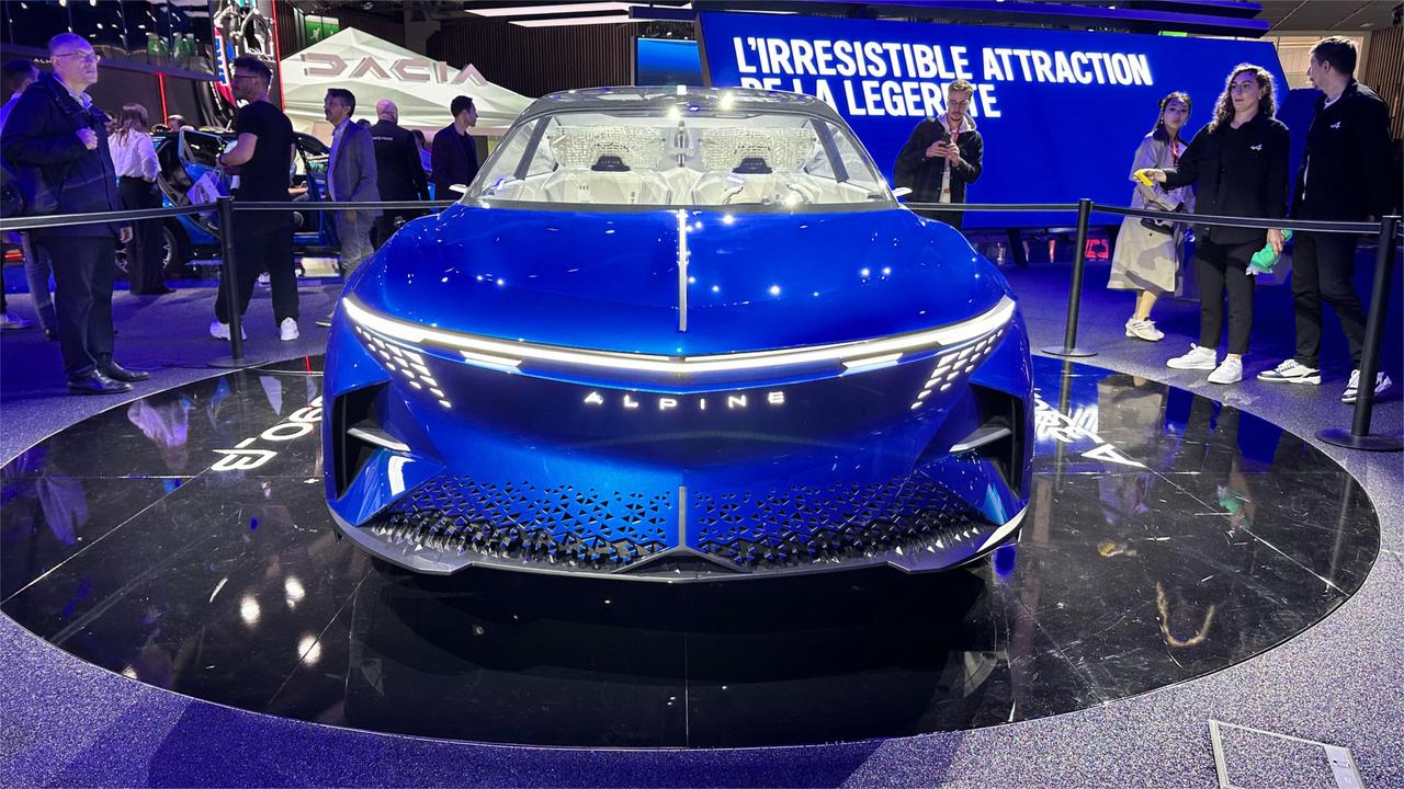 雷诺电动概念车发布，采用三电机四驱系统，2025年推出量产版