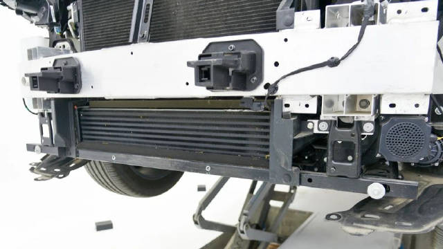 这辆问界M7的前后防撞梁都是铝合金材质…