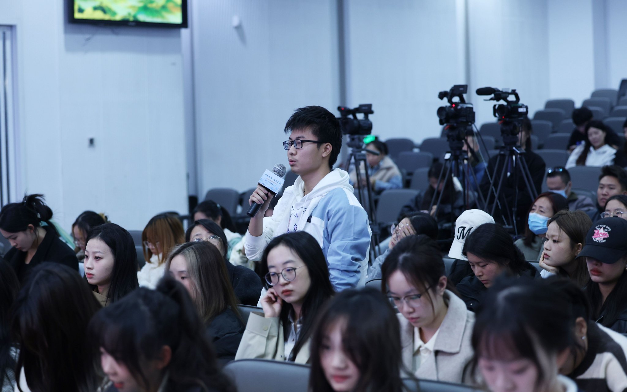 講座現場大學生們紛紛舉手與作家交流。 新京報記者王貴彬 攝