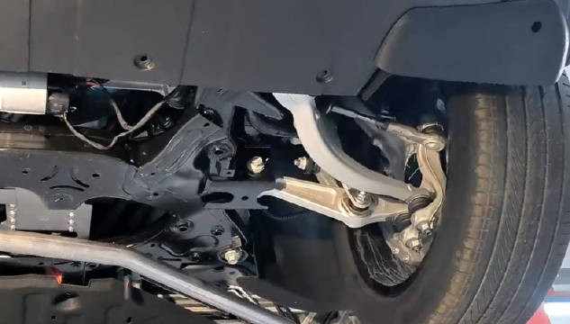 独此一台，看底盘很容易就能猜到是什么车