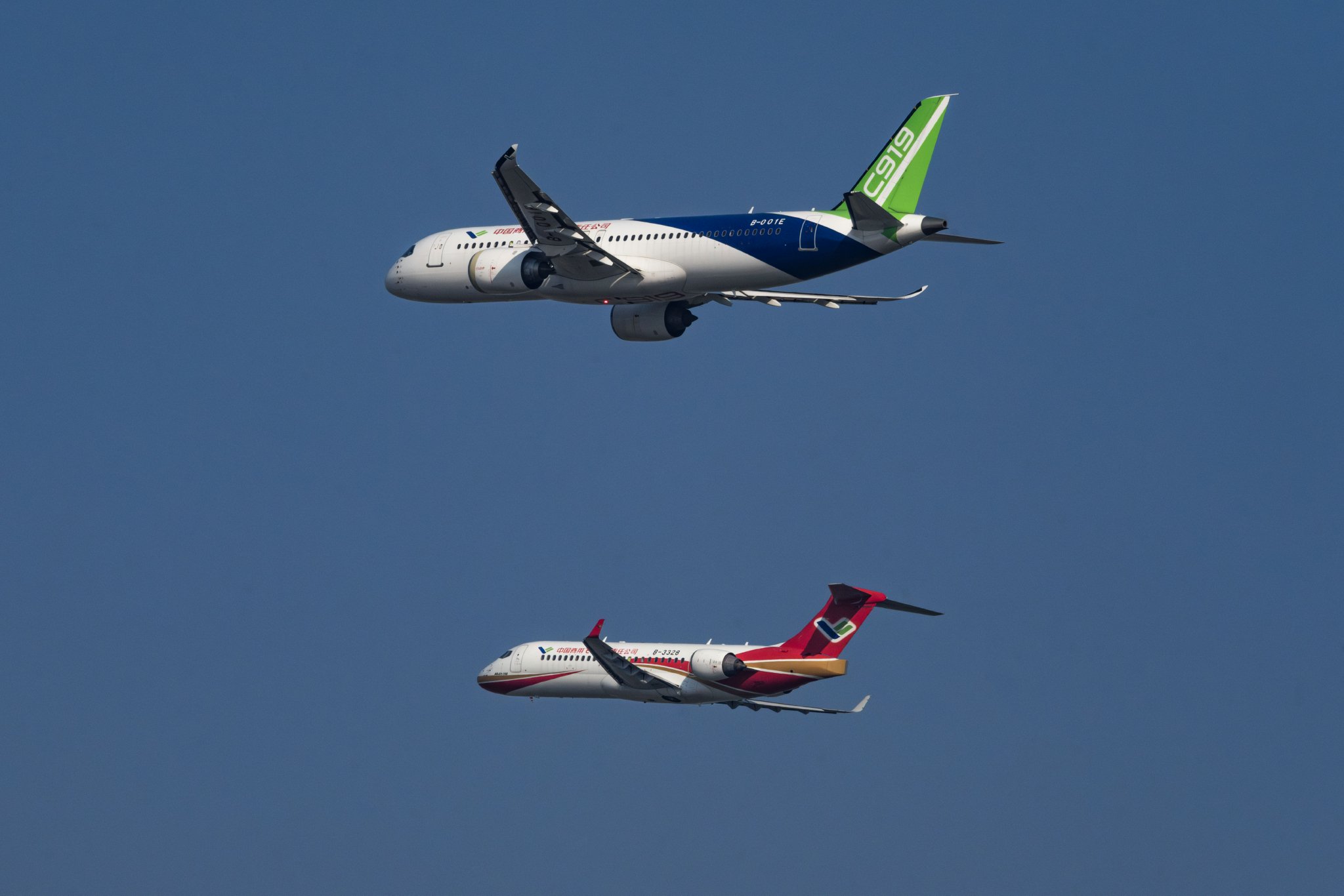中國商飛ARJ21飛機和C919飛機首次雙機編隊飛行表演。徐炳南 攝