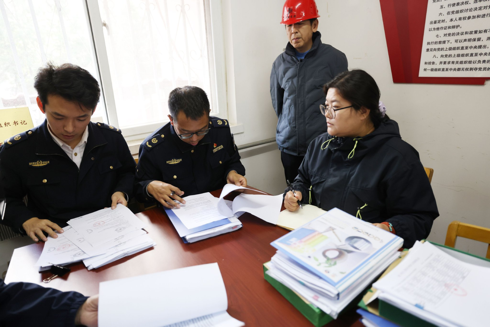 東直門南大街8號樓老舊小區項目,執法人員開展檢查。新京報記者 王貴彬 攝