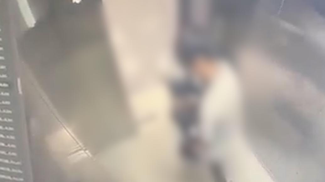 男孩电梯内将女孩捂嘴抱走