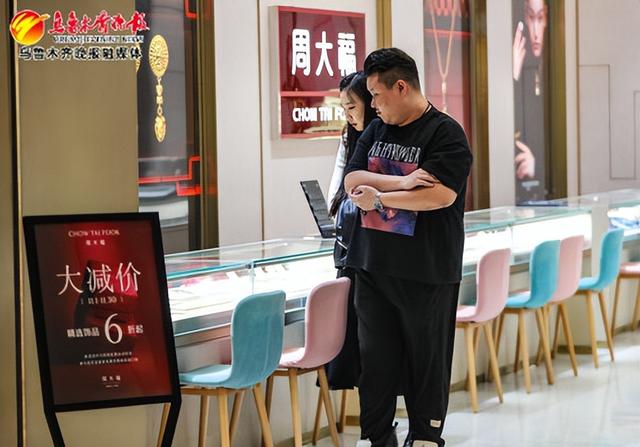 11月3日,在CCMALL时代广场的一家金饰店推出促销活动。记者米热扎提·木塔力甫摄
