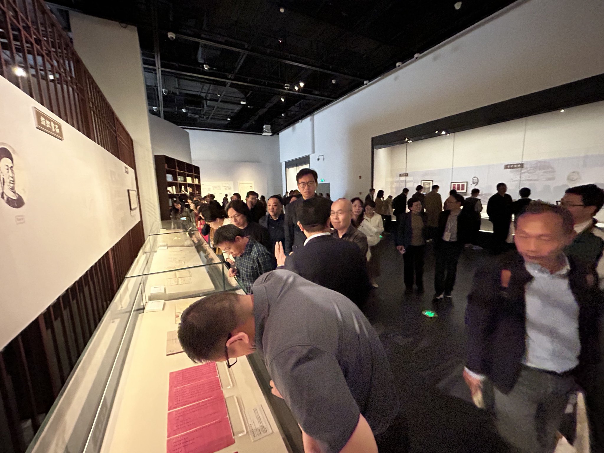 观众参观展览现场