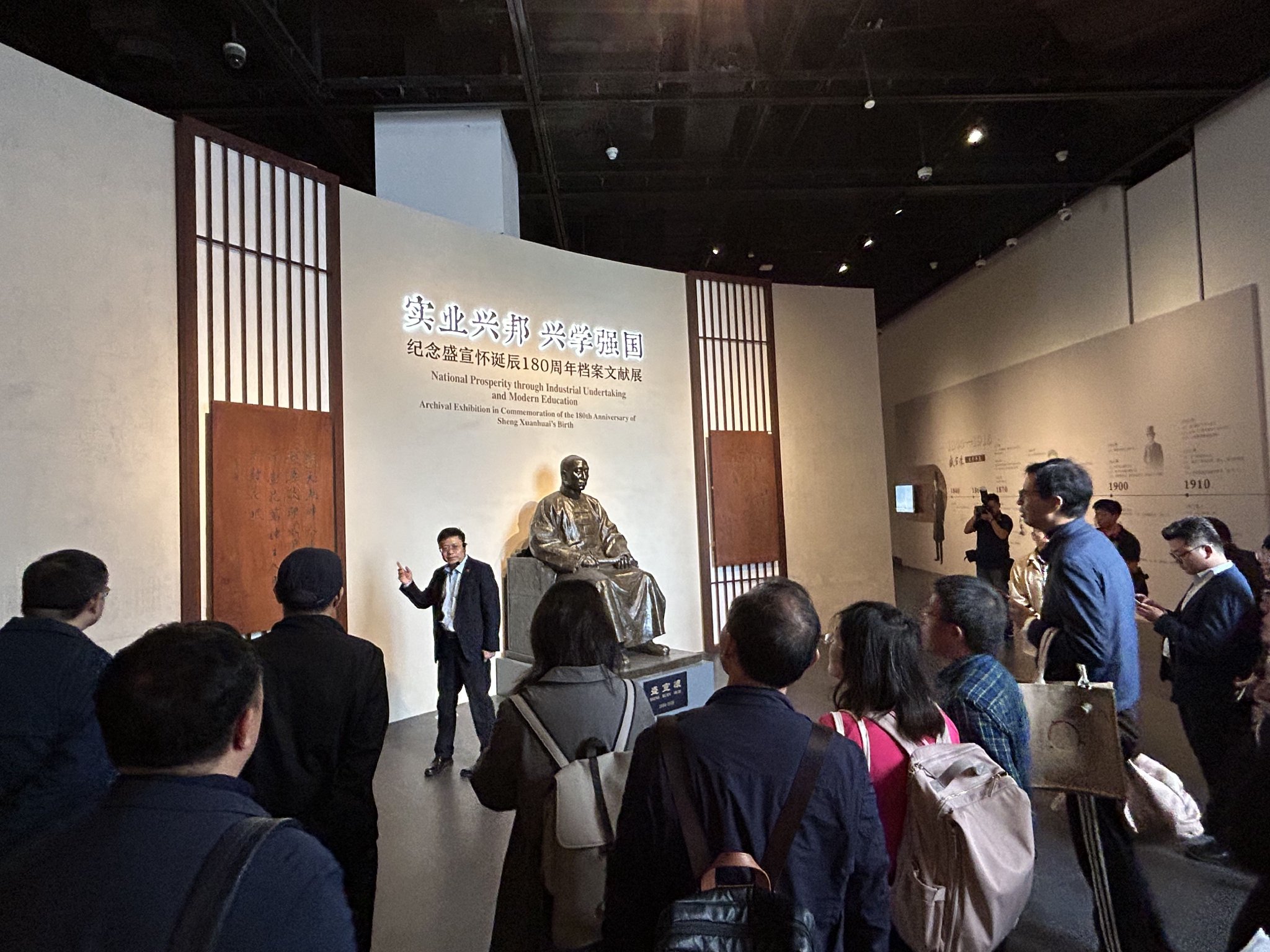 观众参观展览现场