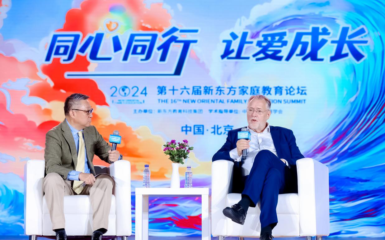 新東方教育科技集團首席執行官周成剛和劍橋大學教育學院教授Rupert Wegerif展開對話。 受訪者供圖