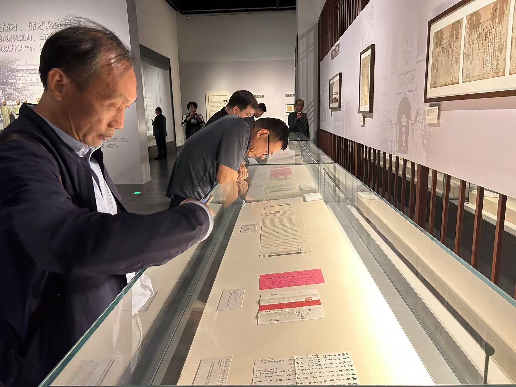 观众参观展览现场