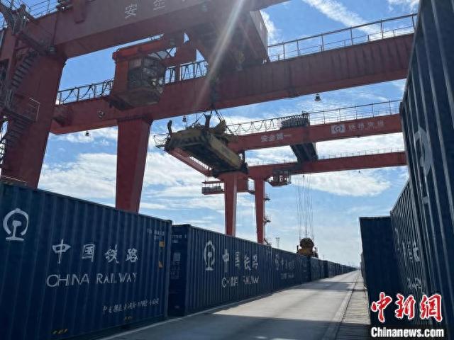 广州港海铁联运业务1-10月份完成箱量已超去年全年总量。广州港集团 供图