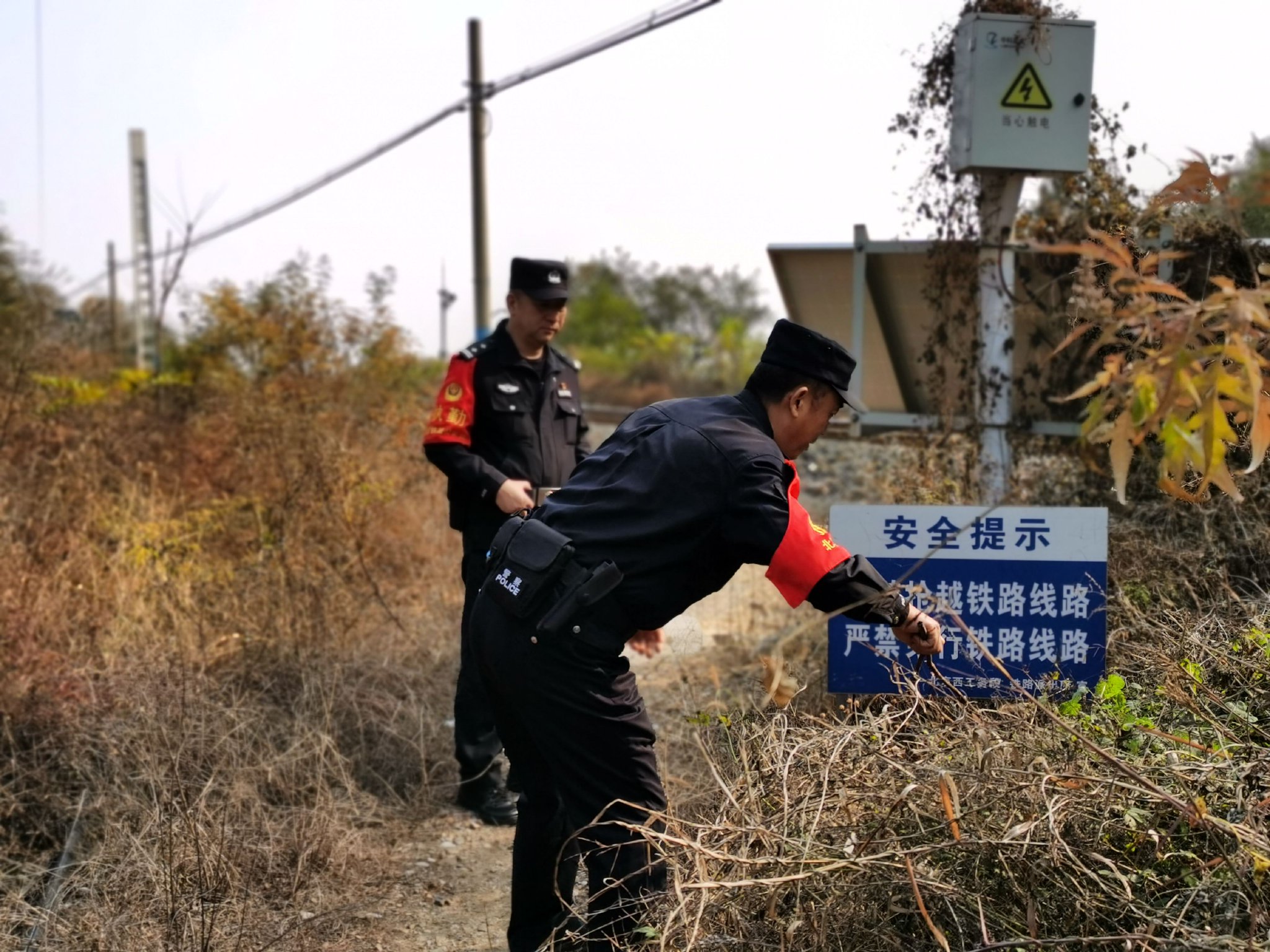 燕山站派出所管內沿線設立的安全提示牌。 圖源：北京鐵路公安處