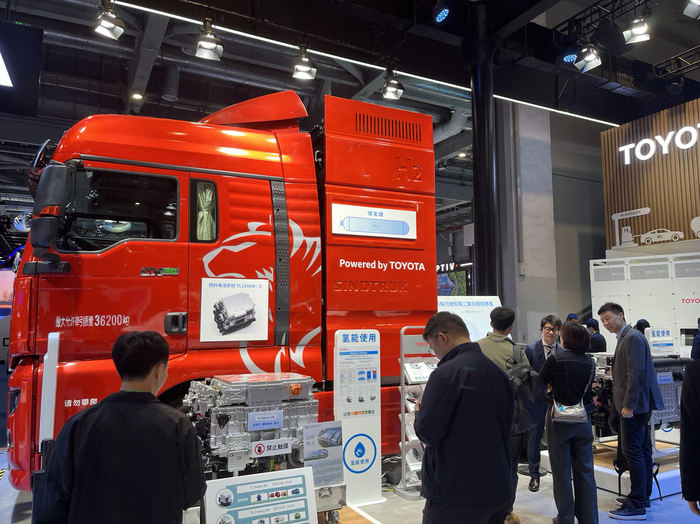 丰田展台氢燃料电池卡车 界面新闻记者刘嘉欣摄