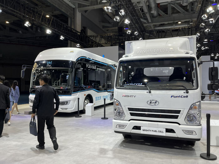 现代展台氢燃料电池卡车与巴士 界面新闻记者刘嘉欣摄