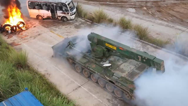 陆军某旅城镇进攻演练现场