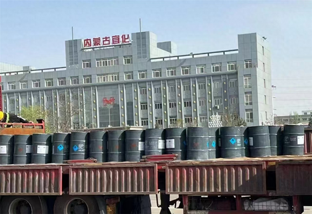 电石产品整装待发,即将运往天津港。