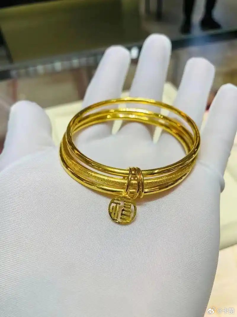 随着古法工艺金首饰的流行,年轻人对黄金首饰的态度正在悄然改变|首饰_新浪新闻