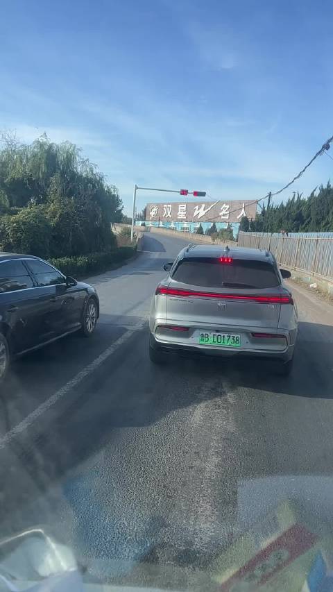 视频车这还不明白嘛？免费停车多看会广告