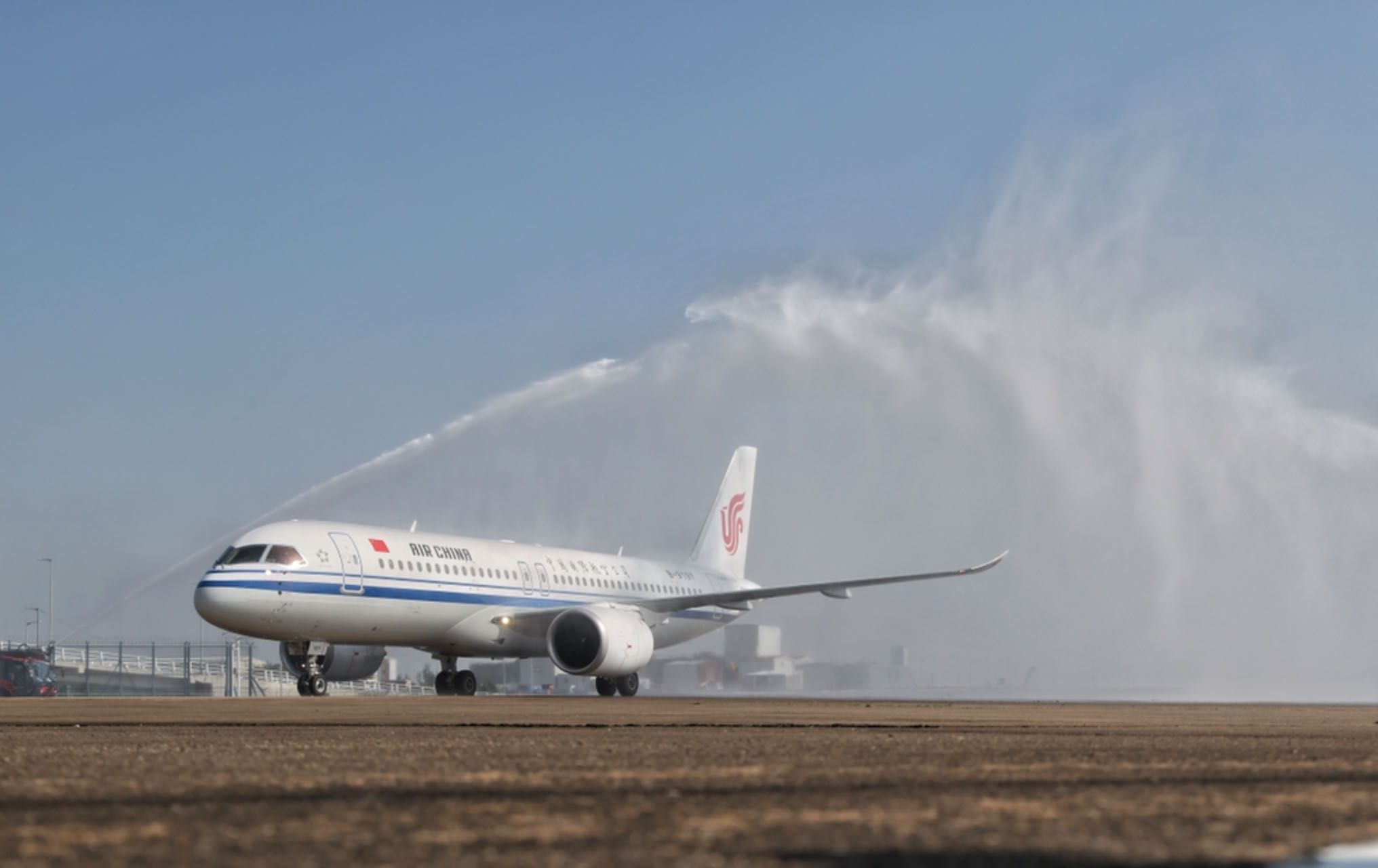 國航載旗C919國產大飛機抵達澳門,享受民航界最高禮遇的「水門」儀式。陶冉攝