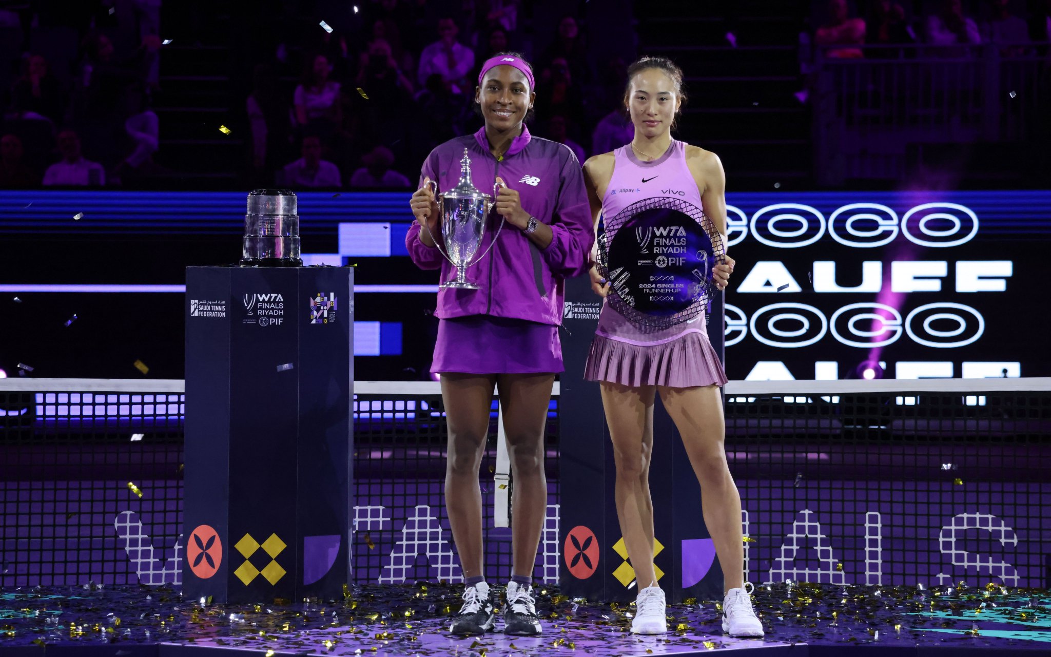 高芙（左）和鄭欽文在頒獎儀式上合照。 圖/新華社